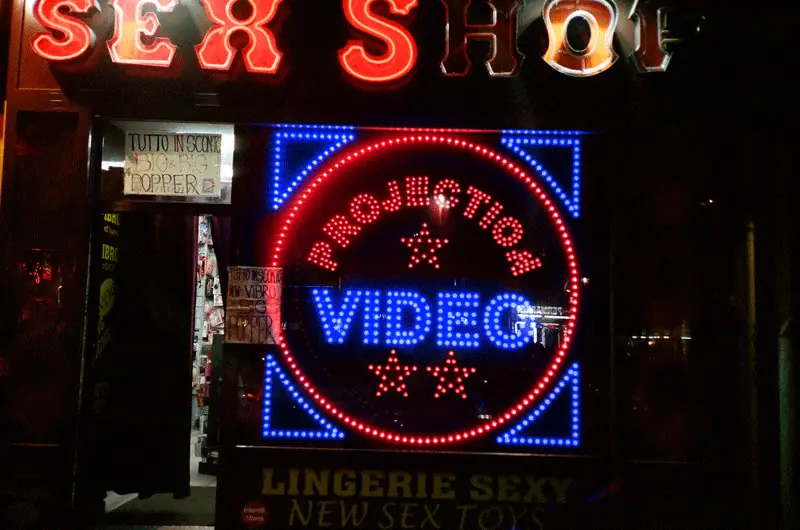 Neon, 35 mm