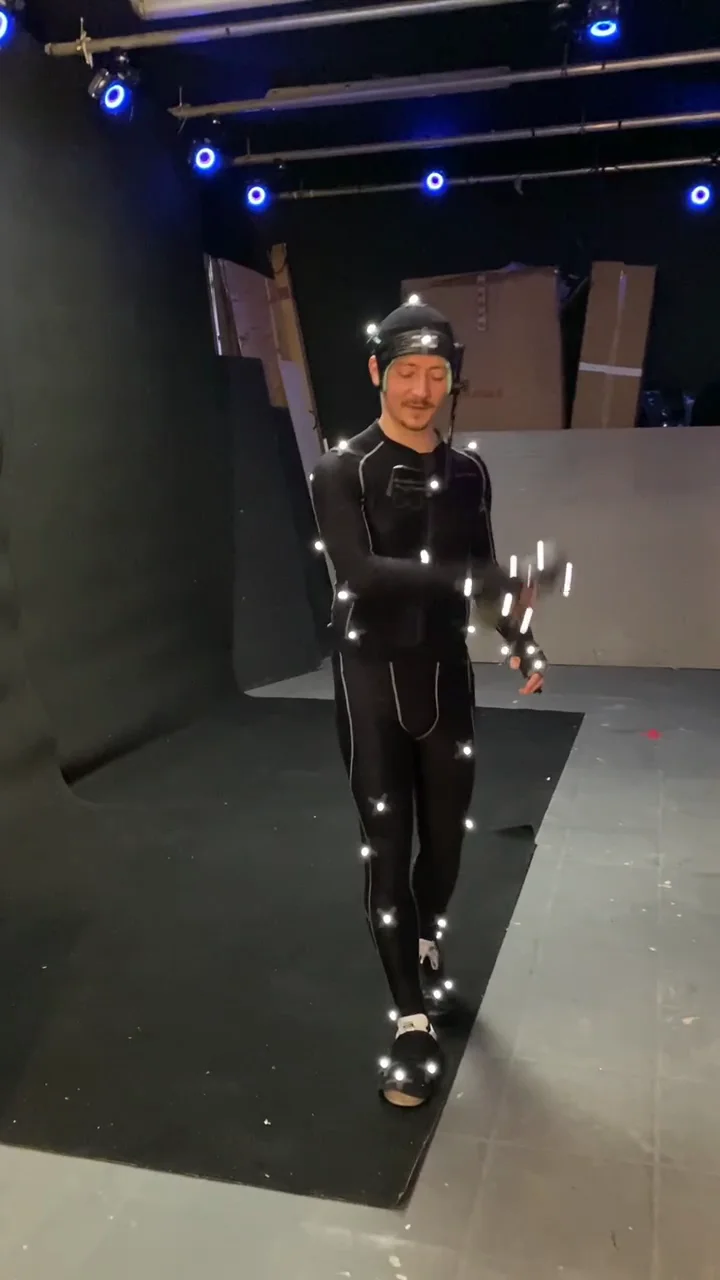 Un interprète en combinaison sous les caméras OptiTrack, sur le plateau d’Arcueil